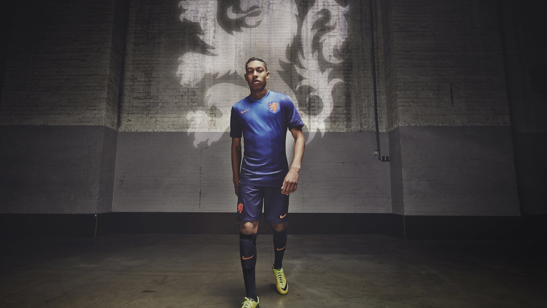 特斯·冯·迪克:中场的指挥官,为南非队提供战术深度,安迪冯斯特拉克